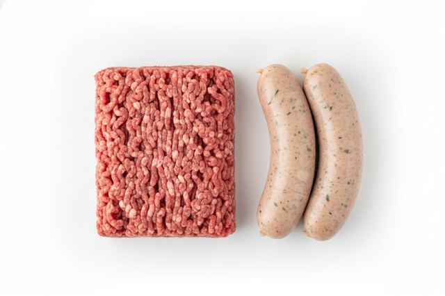 Rohes Hackfleisch neben roher Bratwurst