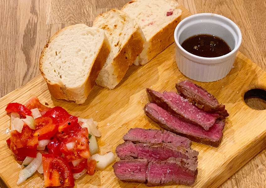 Bild 1 - American Filet Steak mit Tomaten-Basilikum-Salat und Hinterlnder Baguette