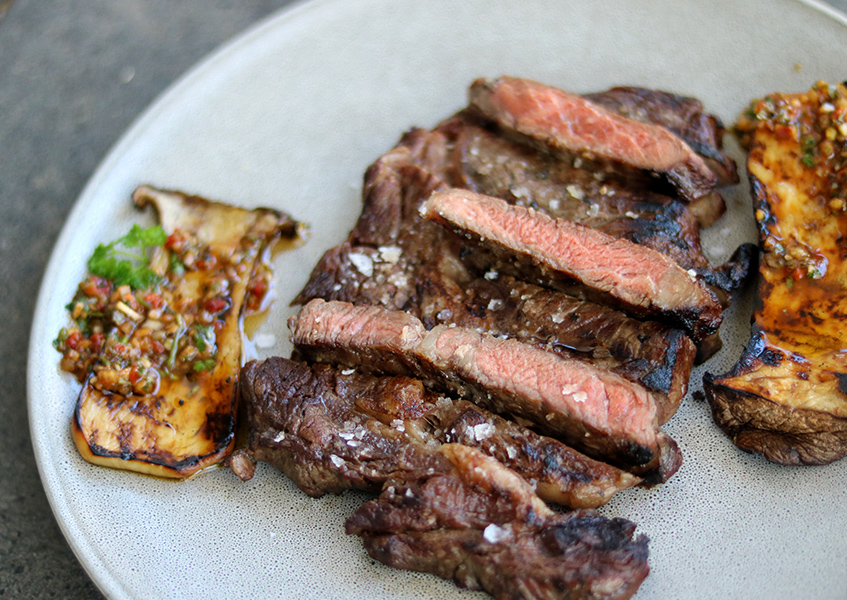 Bild 1 - Irish Black Angus Rib-Eye mit Kr�uterseitlingen und Chimichurri