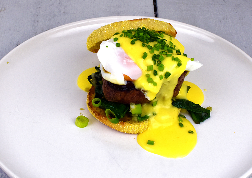 Bild 1 - Eier Benedikt mit Irish Angus Filet auf Blattspinat