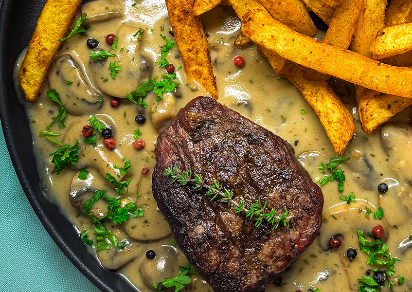 Bild 1 - Filetsteak auf Champignonrahmsauce mit selbstgemachten Pommes