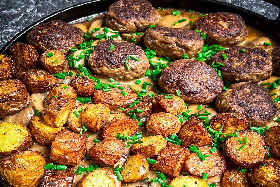 Bild 1 - Black Angus Frikadellen mit Airfryer Kartoffeln und Champignonrahmsauce