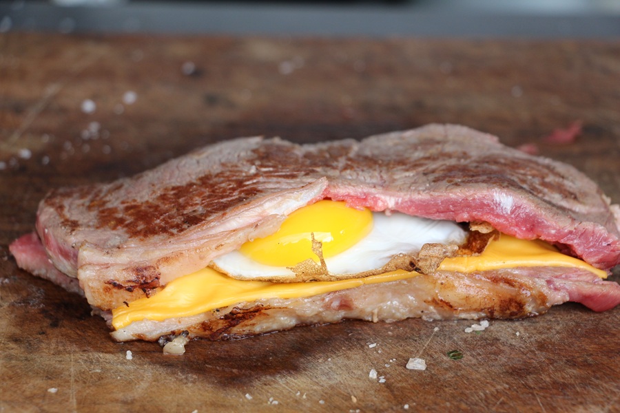 Bild 1 - Steaksandwich mit R�stzwiebeln, Bacon und Ei