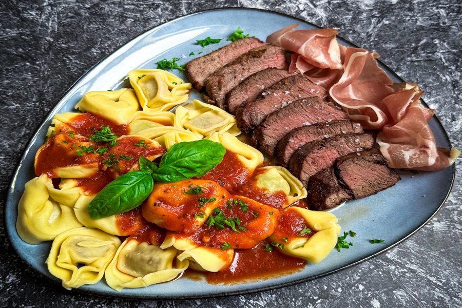 Bild 1 - American Beef Filetsteak mit mit Tortellini in kr�ftiger Tomatensauce