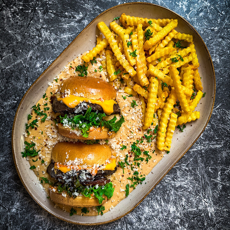 Bild 1 - Cheese Dipped Burger mit karamellisierten Zwiebeln