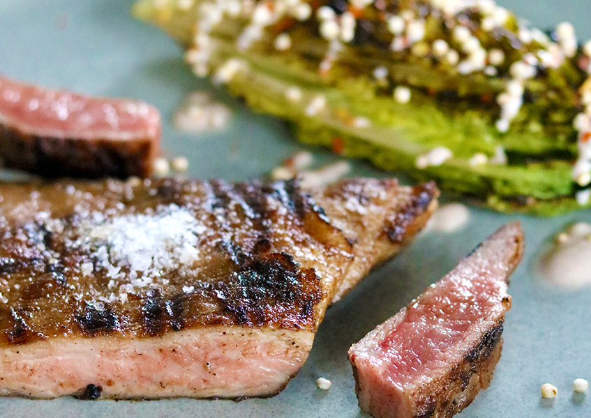 Bild 1 - Iberico Secreto mit gegrilltem Salatherz und Chili-Joghurtdressing