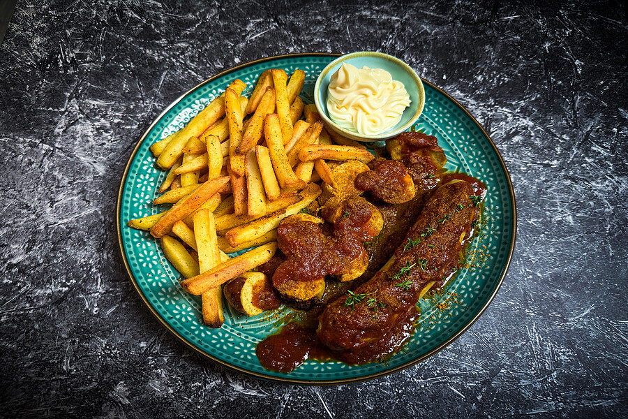 Bild 1 - Currywurst mit Pommes & fruchtiger Currysauce