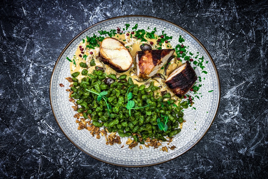Bild 1 - Hhnchenbrustfilet im Speckmantel mit Spinatsptzle und Waldpilzsauce