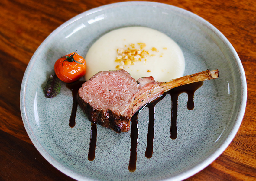 Bild 1 - Irisches Lammkarree mit Kartoffelespuma und Rotwein-Balsamico-Reduktion