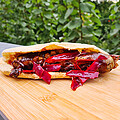 Black Angus Extrawurst mit Rotkrautsalat und Teriyaki Zwiebeln