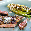 Iberico Secreto mit gegrilltem Salatherz und Chili-Joghurtdressing