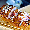 Iberico Frenched Racks mit Pinien Parmesan Kruste
