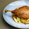 Entenkeule auf Schupfnudel-Spitzkohl-Pfanne