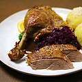 Hafermastgans mit Rotkohl und Kartoffelklen