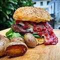 Lamm Burger mit Camembert und Preiselbeeren
