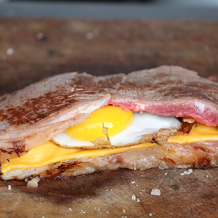 Steaksandwich mit R�stzwiebeln, Bacon und Ei