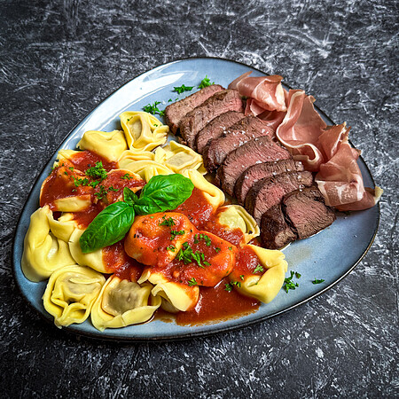 American Beef Filetsteak mit mit Tortellini in kr�ftiger Tomatensauce