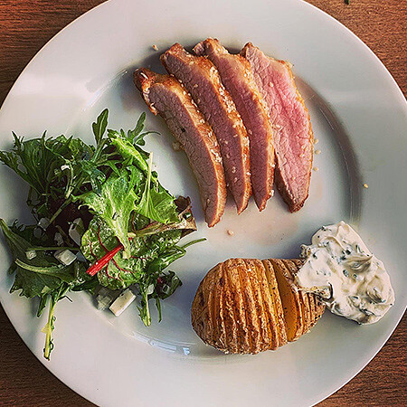 Teriyaki-Sesam-Secreto mit Fcherkartoffeln und pikantem Salat