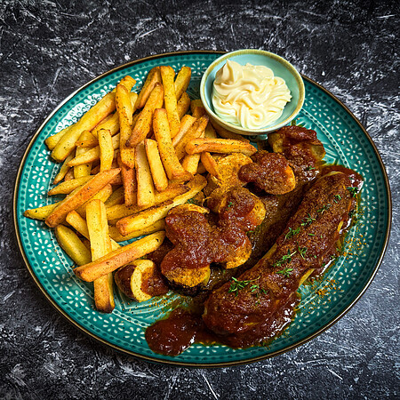 Currywurst mit Pommes & fruchtiger Currysauce