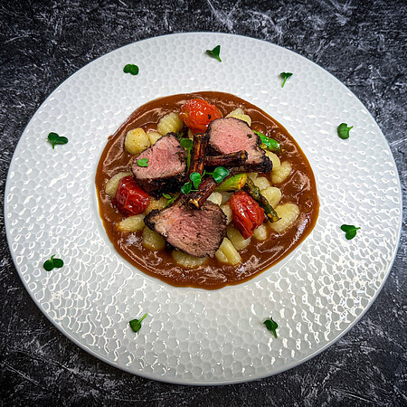 Lammkarree mit Gnocchi, Spargel & leichter Bratensauce